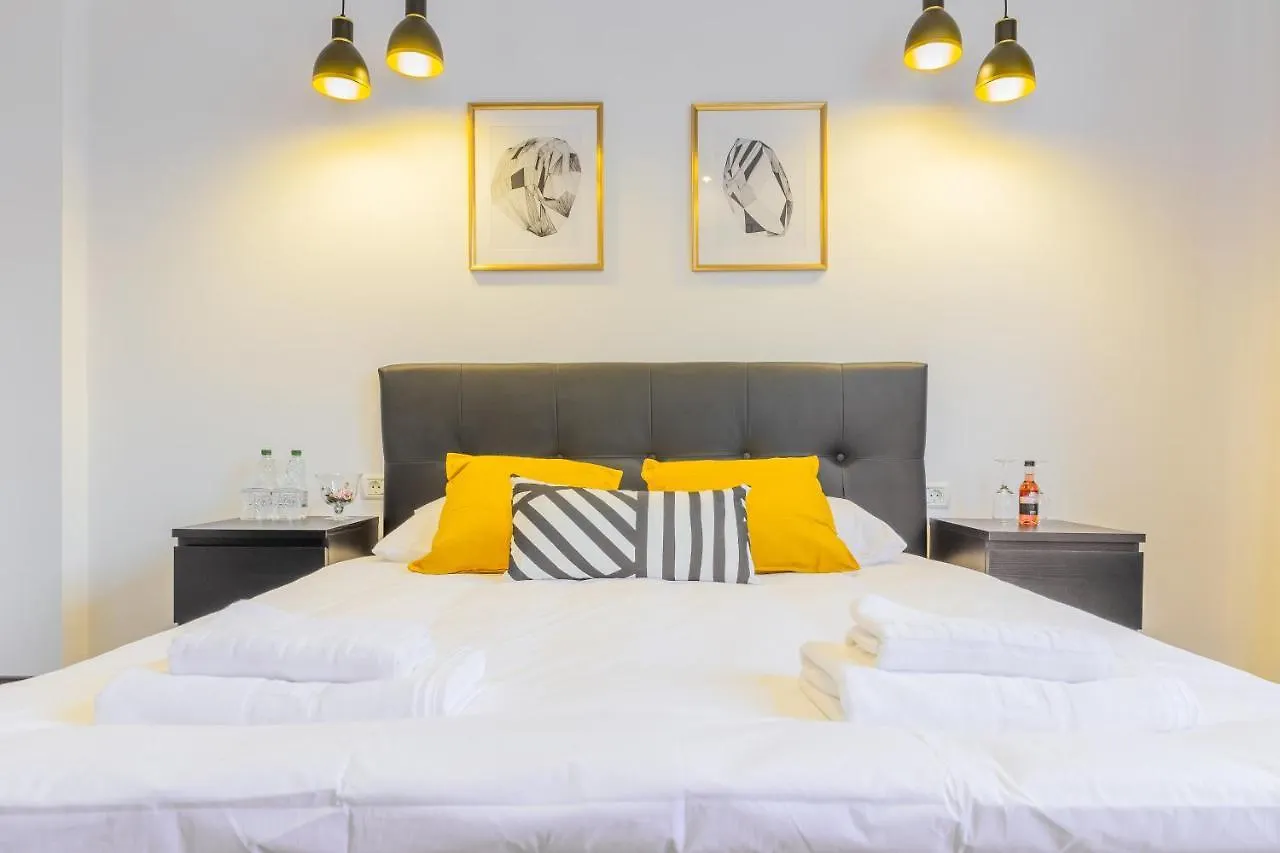 Chateau: Upscale Suites In Bucharest'S Historical Center! Roemenië